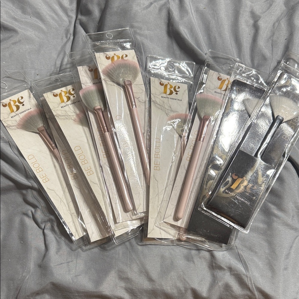 NWT Highlighting Makeup Brush Set